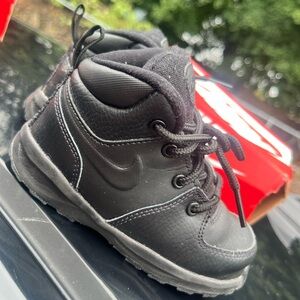 Size 8c boys or girls Nike boots
